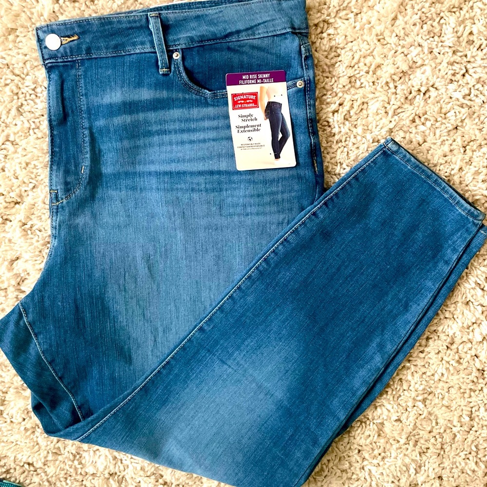 Women's Boot Cut Signature Levi Strauss Jeans